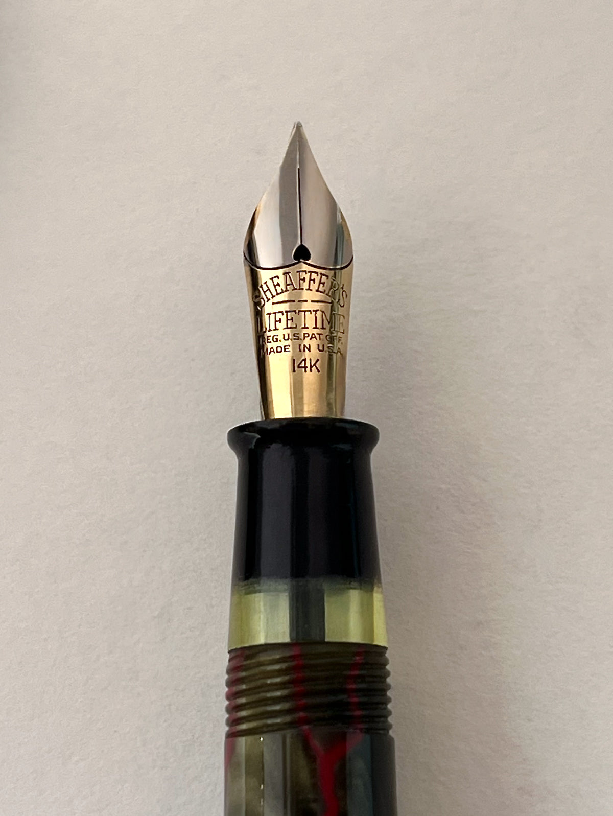 1930s Sheaffer Lifetime Balance "Statesman" Fountain pen in Grey Pearl with Red Veins