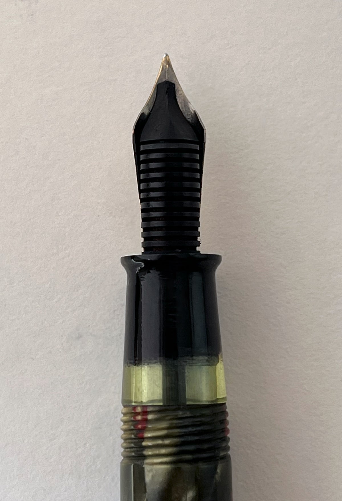 1930s Sheaffer Lifetime Balance "Statesman" Fountain pen in Grey Pearl with Red Veins