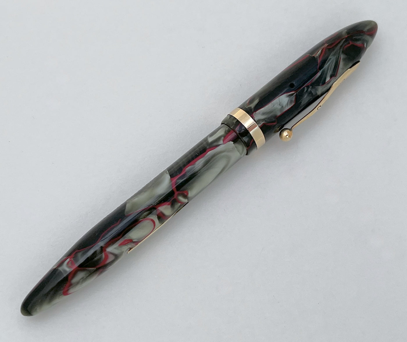 1930s Sheaffer Lifetime Balance "Statesman" Fountain pen in Grey Pearl with Red Veins
