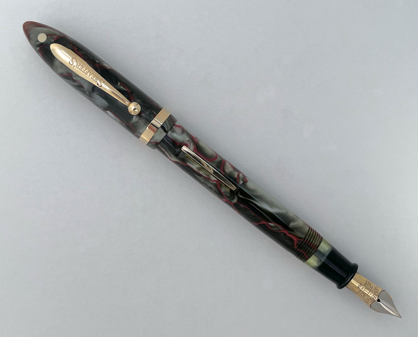 1930s Sheaffer Lifetime Balance "Statesman" Fountain pen in Grey Pearl with Red Veins